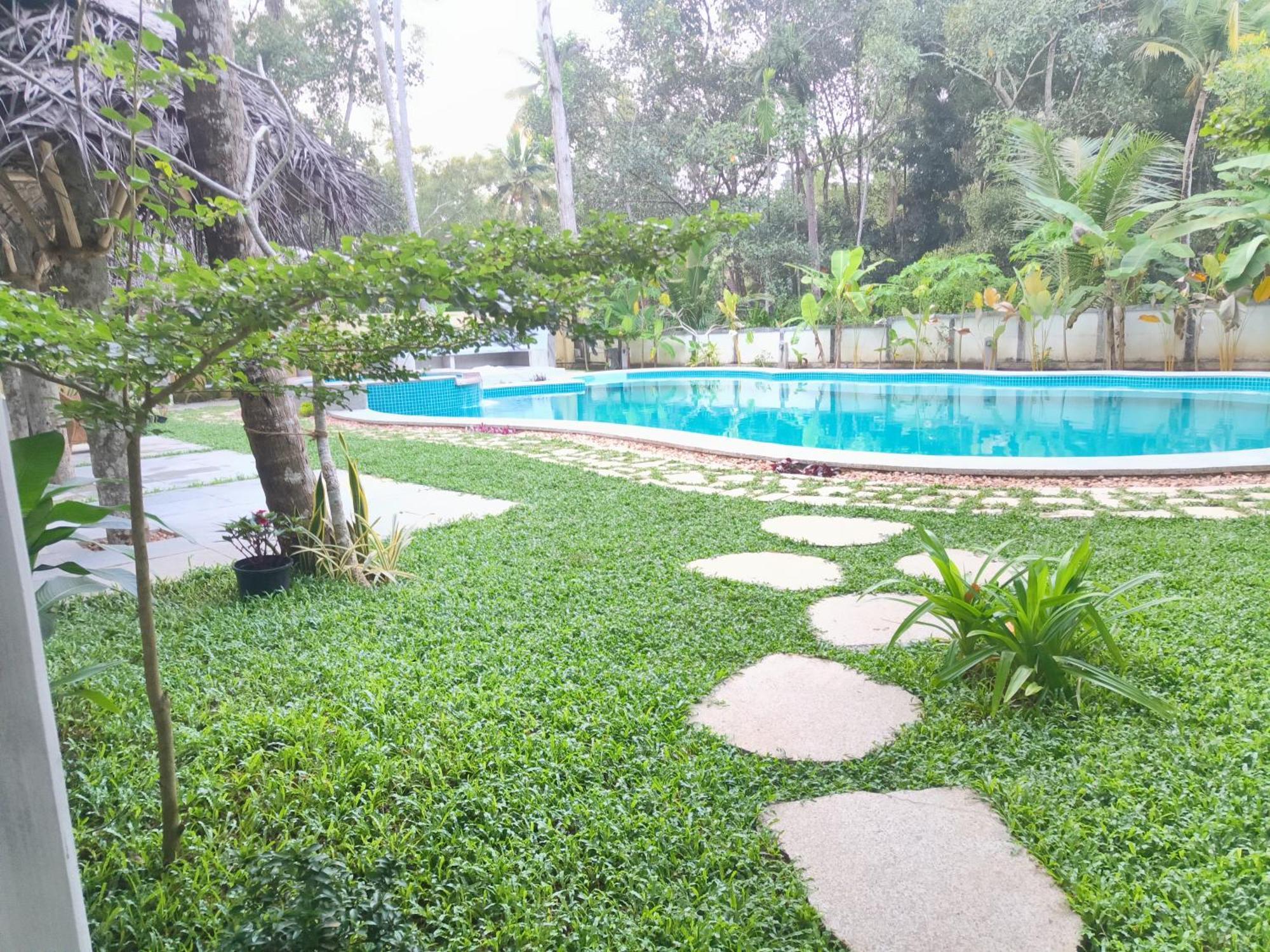 Marari Beach Bungalow Resort Alleppey Марарикулам Экстерьер фото